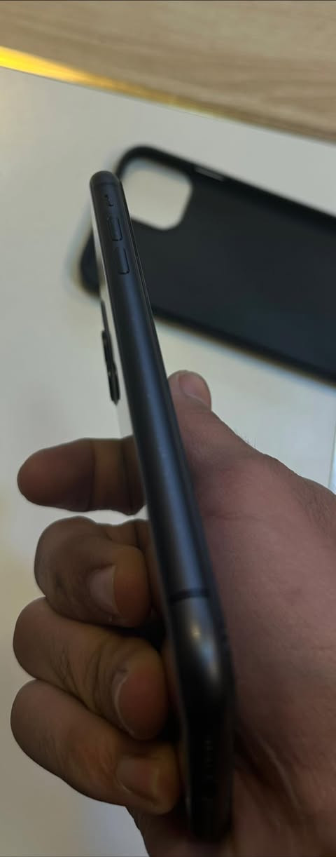 للبيع فقط 11عادي ذاكره64 بطاريه 77🔋ما مفتوح الجهازشرط200الف وبي مجال شي بسيط (***********)
