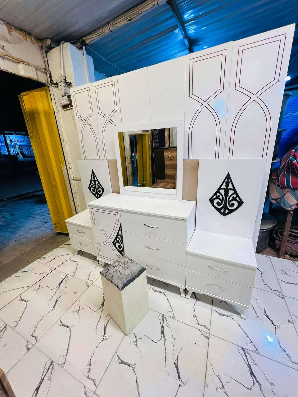 غرفة نوم مستعملة🇹🇷
 نضافة٨٠ ٪💯
عدد القطع / 5
نضام / أبواب 💢 
سعرهة 500🔒
شد ونقل داخل بغداد مجاني🚛
يوجود توصيل محافضات
هدية 🎁 طابورية اضافية


**إذا كنت صاحب هذا الإعلان وتريد حذفه لأي سبب، رجاءا أرسل رسالة إلى الدعم الفني**