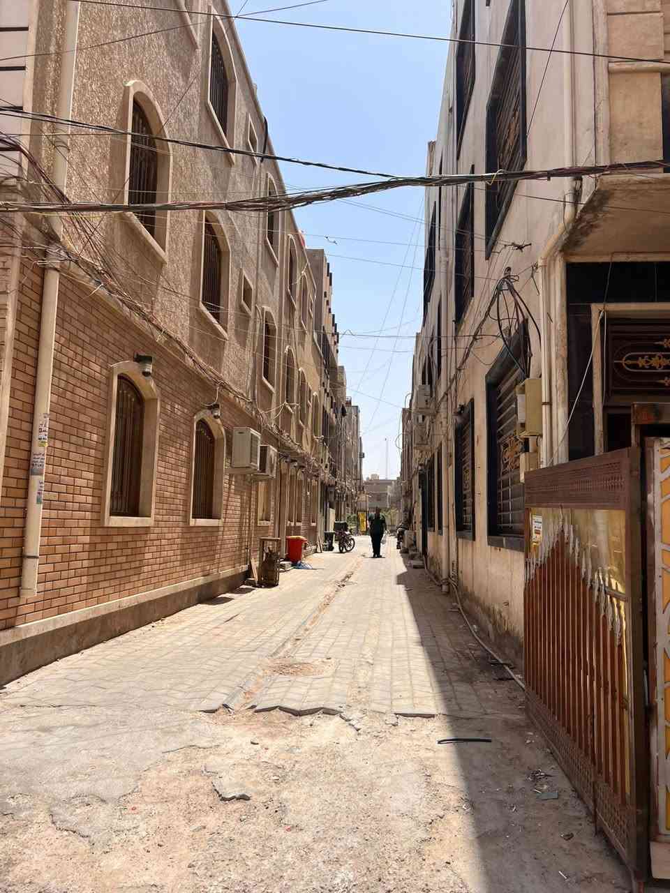 دار 🏠 في منطقة الاعظمية شارع عمر الواجه 4/النزال 10 طابقين الطابق الثاني مكامل بعده يحتوي على استقبال وصاله وغرفة نوم واثاث بي مستعجل على بيعه الاجل السفر 
السعر ١١٠ وقابل للتفاوض الاستفسار***********
