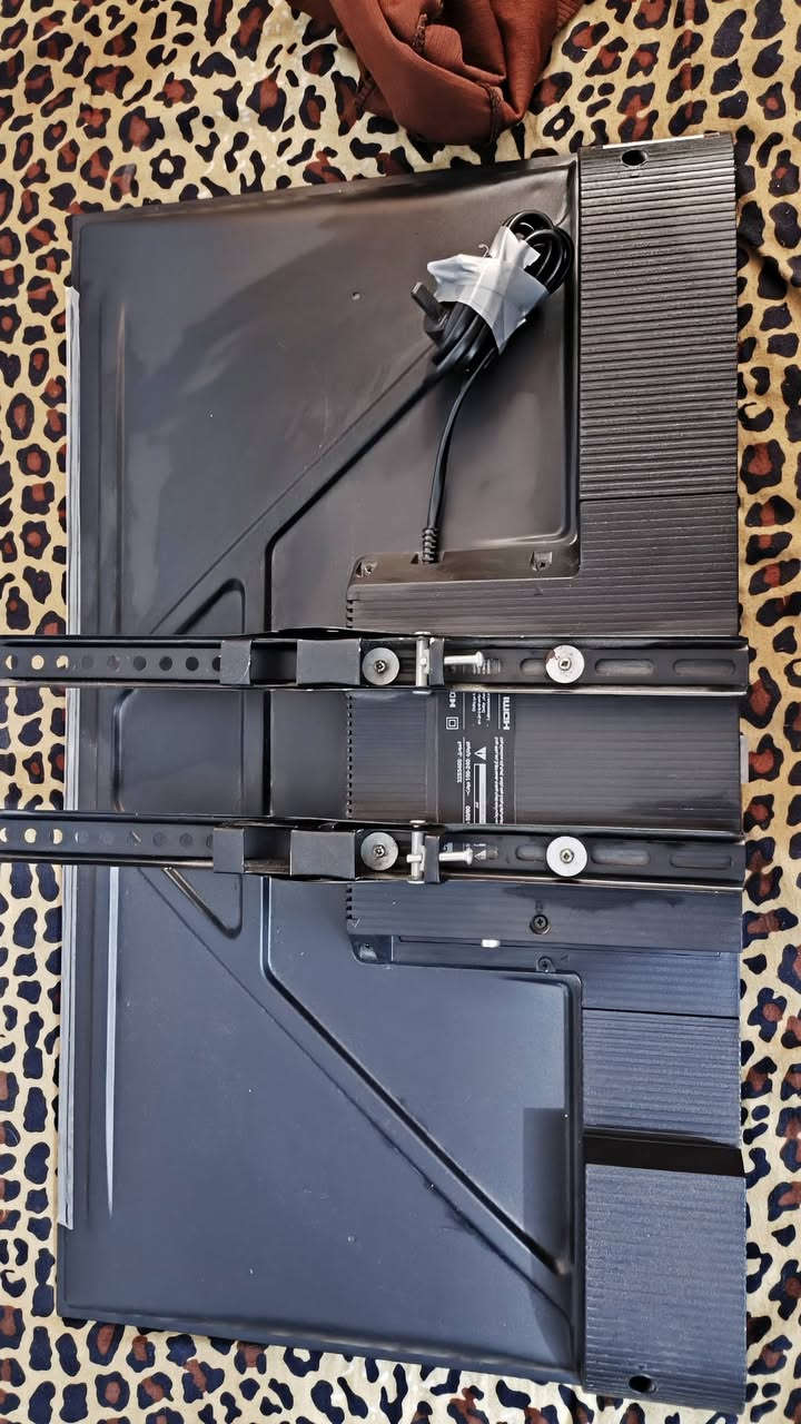 السلام عليكم شاشه حجم 32 شركه TcL الاصليه احسن شركه موجوده بلا سوق حالين قبل 18 يوم اشتريتها علمود سستتم كامرات وبلا خير ماشديتهن الشاشه مامدكوكه اصلن عله حايط الله شاهد ورسوله رايدها 80 وبيها مجال كلش بسيط مامحتاجها شاشه حاطها الرقم *********** وبلا خدمه
