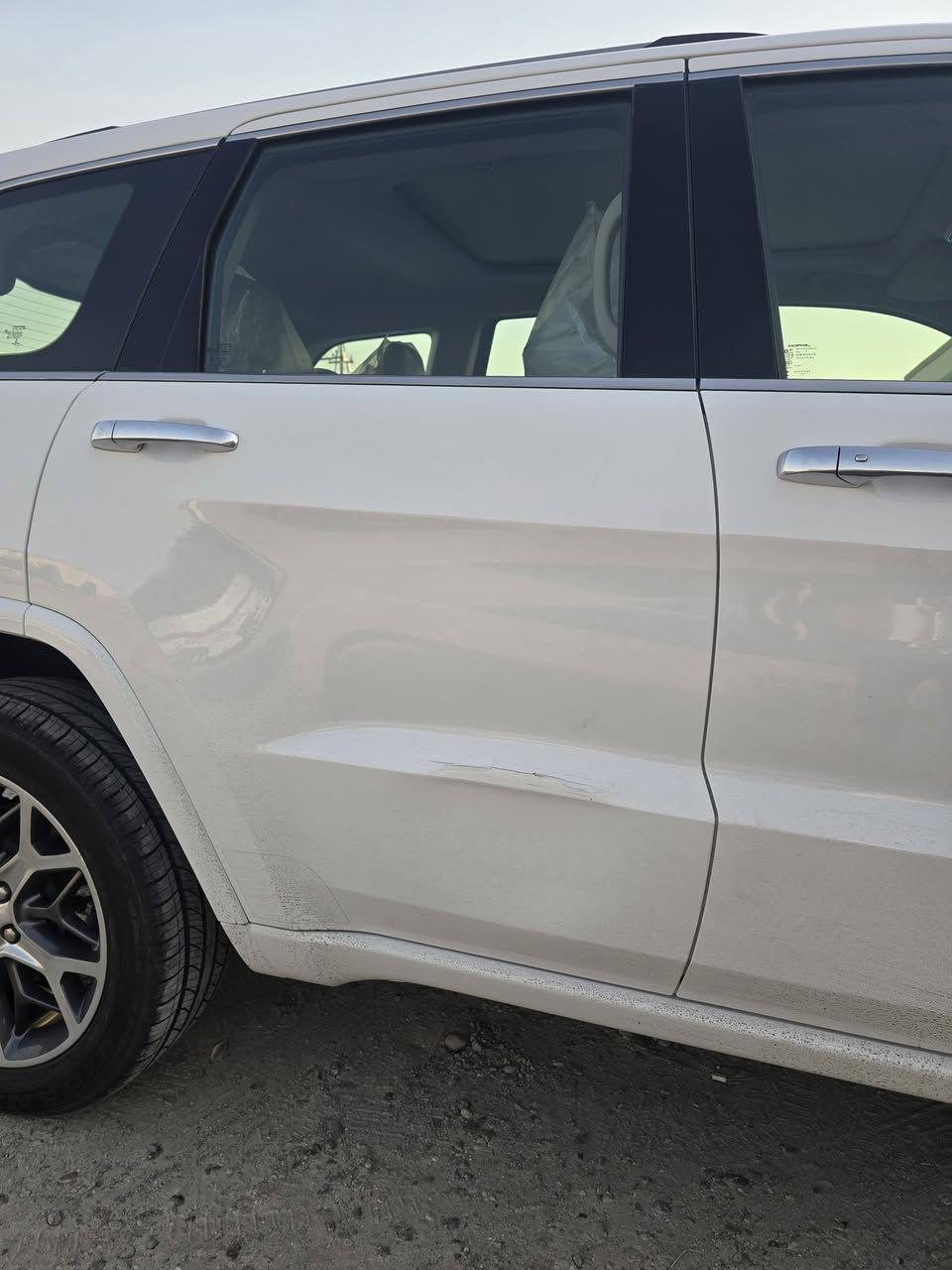السلام عليكم
جيب جراند شيروكي Overland
فول مواصفات 
موديل 2020
ماشية 80الف 
السعر 31 الف
السياره وكالة على أيدي بيها طخة بسيطة ب الباب الخلفي موضحة في الصوره 
***********
