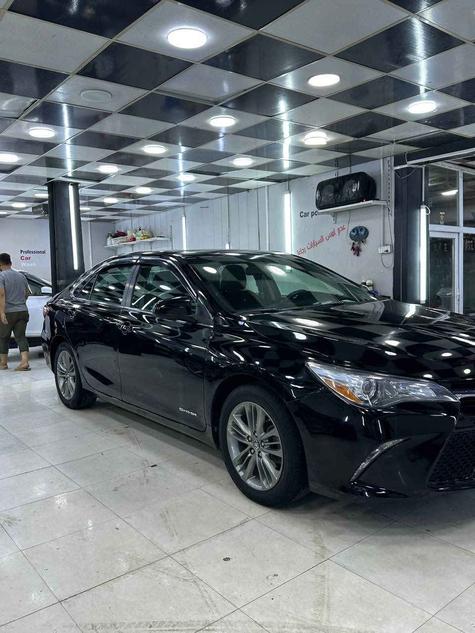 تويوتا كامري se ٢٠١٧
مواصفات 
تحكم ستيرن جهتين 
كشنات جلد وقماش 
كشنات كهرباء 
شفتات ستيرن
كير اوتماتيك + عادي
مانع تزحلق
تثبيت سرعة 
ويل كروم 
منظومة زينون عالي وناصي+ بلاجكتور ليد
سيارة جاهزه مابيها دينار مصرف سنويه وهزه وبطاقه بانزين كلها جديده كير ومحرك كلها شرط تبريد شرط سياره جاهزه من كل نواحي 
ضررها : بونيت + جاملغ امامي سايق + ربع جاملغ امامي سكن 
سعرها : ١٥٤ $ وبيها مجال قلبل 
سياره موجوده بكركوك وباسمي 
رقم : *********** مكالمه فقط
