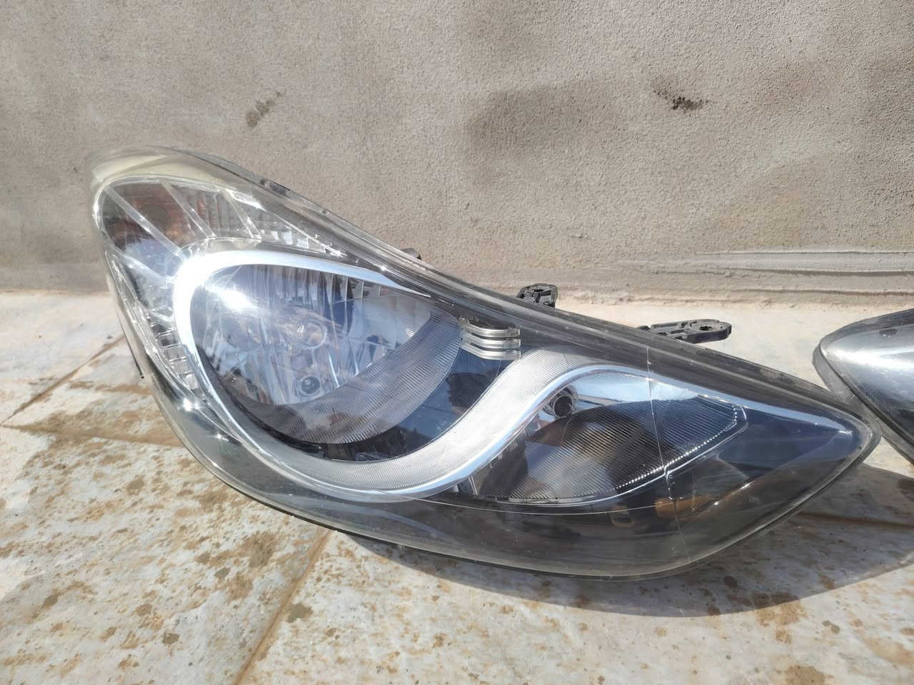 للبيع 
لايتات اصليات وبكلايتات  طخم مال انترا مظلع
رايدهم ١٢٥ الف وبيهم مجال
***********
