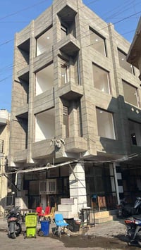 بنايه للبيع ركن   المساحة 70 متر   تتكون من 3 شقق و محل   الوارد الشهر...