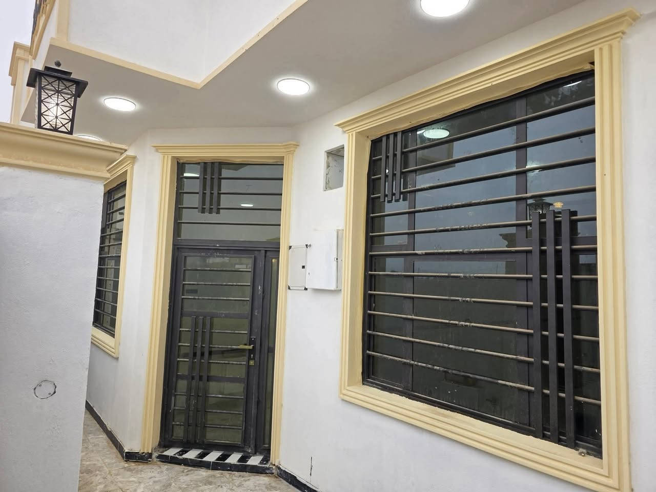 السلام عليكم
دار للبيع وجه على ساحه مربع مساحة ١٢٥م ركن كوت حي الحكيم شارع الوائلي البيت يحتوي على غرفتين نوم وصالة ومطبخ واستقبال البناء طابوق السعر 58 وقابل للتفاوض ***********
