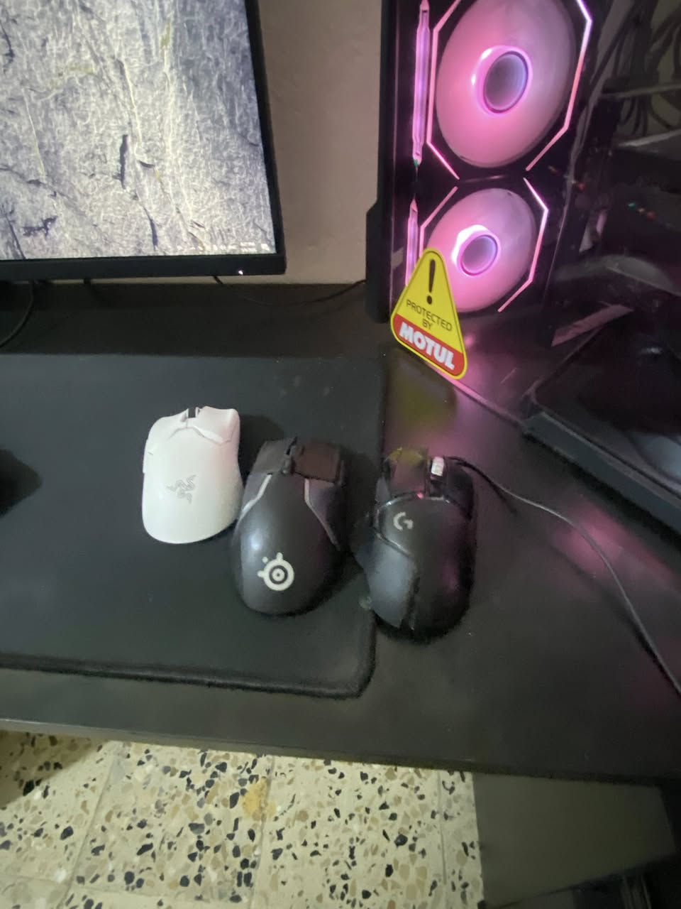 سلام عليكم ملحقات pc للبيع
كرسي سعره 75 قفل 
سماعات steelseries 7 كامل غراضها عدا الكارتونه ضايعه 75 الف قفل 
ماوس 40 الف steelseries rival 650 wireless mouse
ماوس 40 الف RAZER VIPER V2pro 
كيبورد60 الف Attacx X65pro he 8k 
كيبورد ريد راكون سعره 25 
ميز تفصال نضيف جرارات هايدروليك يتعلى و يتنصى 
55*160*60 سعر 150 قفل قفل 
شاشه AOC FUL HD 180hz ips سعرها 175 قفل 
ستاند شاشه هايدروليك طبك شاشاتين سعره 35 قفل 
الغراض كلها بيها توصيل عدى الميز والكرسي تجي تاخذهم من البيت 
مكاني بغداد جميلة *********** فقط واتساب
