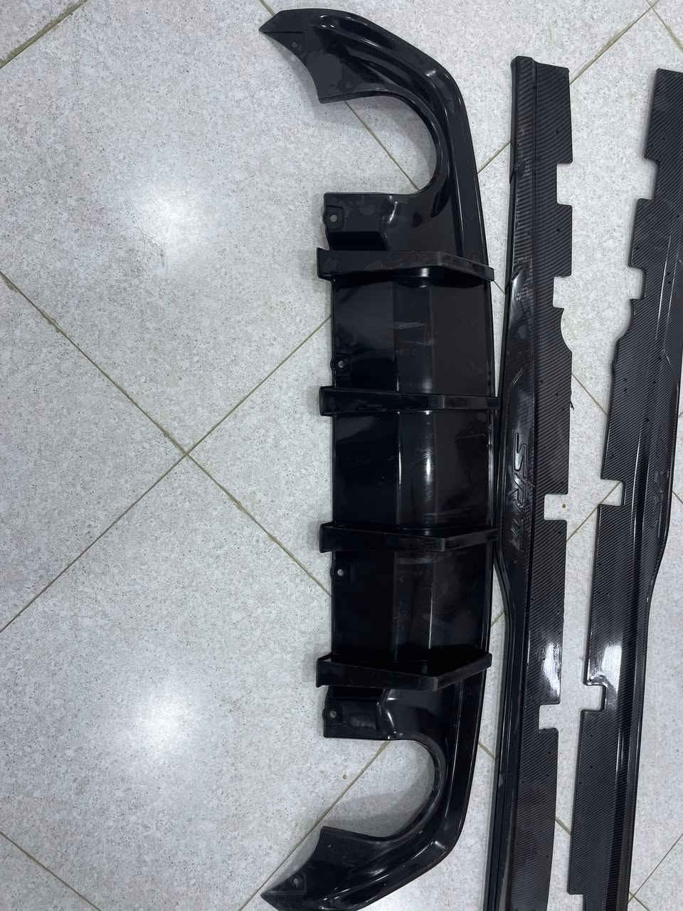 السلام عليكم  
دفيورز خلفي جارجر 15 وفوك اسود لامع و دوسات جانبيه كاربون فايبر SRT ب65 
 ‬***********
