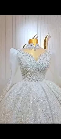 عندي هذا فستان زفاف ملبوس مرة وحده على گد التصوير سعره 200 وياه برنص ه...