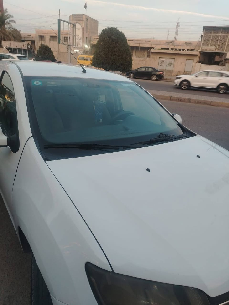 اسم السيارة : رينو سمبول
الموديل :2017 /رقم بغداد 
 اللون : ابيض
 السيارة حره
المكان : بغداد المنصور 
________________________
المواصفات :- 
1 - محرك 4 سلندر 1600دوش 
2 -كاميرا خلفية
3 - شاشة كبيرة ( أندرويد )
4 - عداد المسافة (95 الف كيلو )
مكينة سيارة بلادي على وضع الشركة ويتم تبديل دهن  Elfe كل ٤٠٠٠ متر
٥- بطاريه جديده
٦ - تبريد يحتاج فريز
٧ - الهيكل الخارجي للسياره نظيف جدا مع وجود بارد على باب سائق وجاملوغ صبغ قطعة بسيطه منه من الجهة اليسرى
٨ - اشاير بالمري 
٩ - تبريد يحتاج فريز
١٠-  زجاج سيارة كهربائي الامامي فقط 
١١ - كهربائيات سيارة جميعها شغاله 

السعر ٧٣ ورقه وبيها مجال للتفاوض 
للاستفسار *********** واتساب
