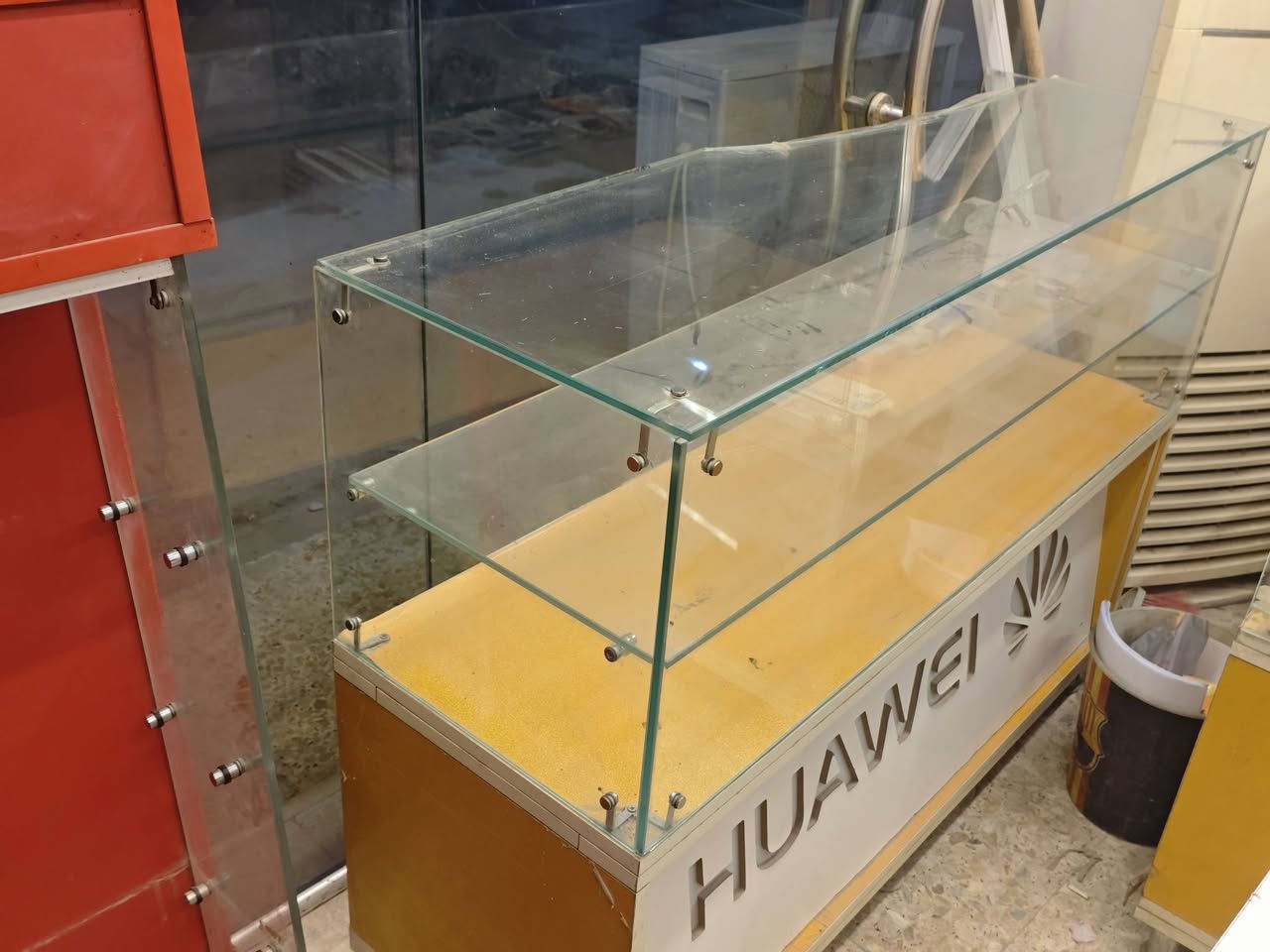 فاترينه تعليك والثانيه جامتها بيها كسر صغير
السعر ثنيناتهن  ب75 المكان الخطيب
***********
