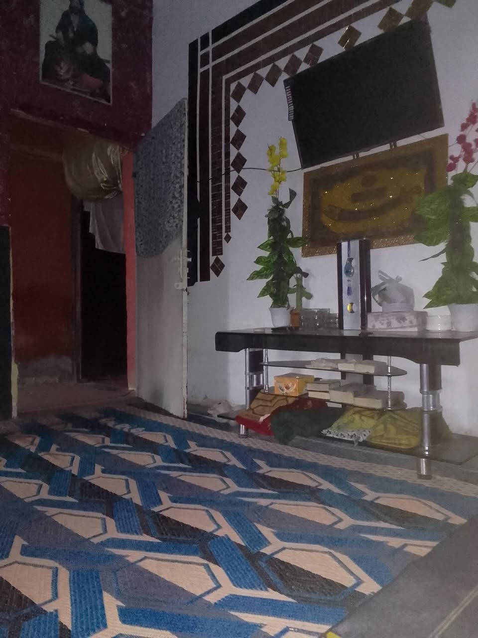 بيت للبيع العنوان الحميديه شارع المعسكر خلف مدرسه المختار خدمات موجود مي مجاري تبليط كهرباء نت ظؤي المساحه 180 متر السعر 50وبيه مجال قليل الاتصال على رقم ***********
