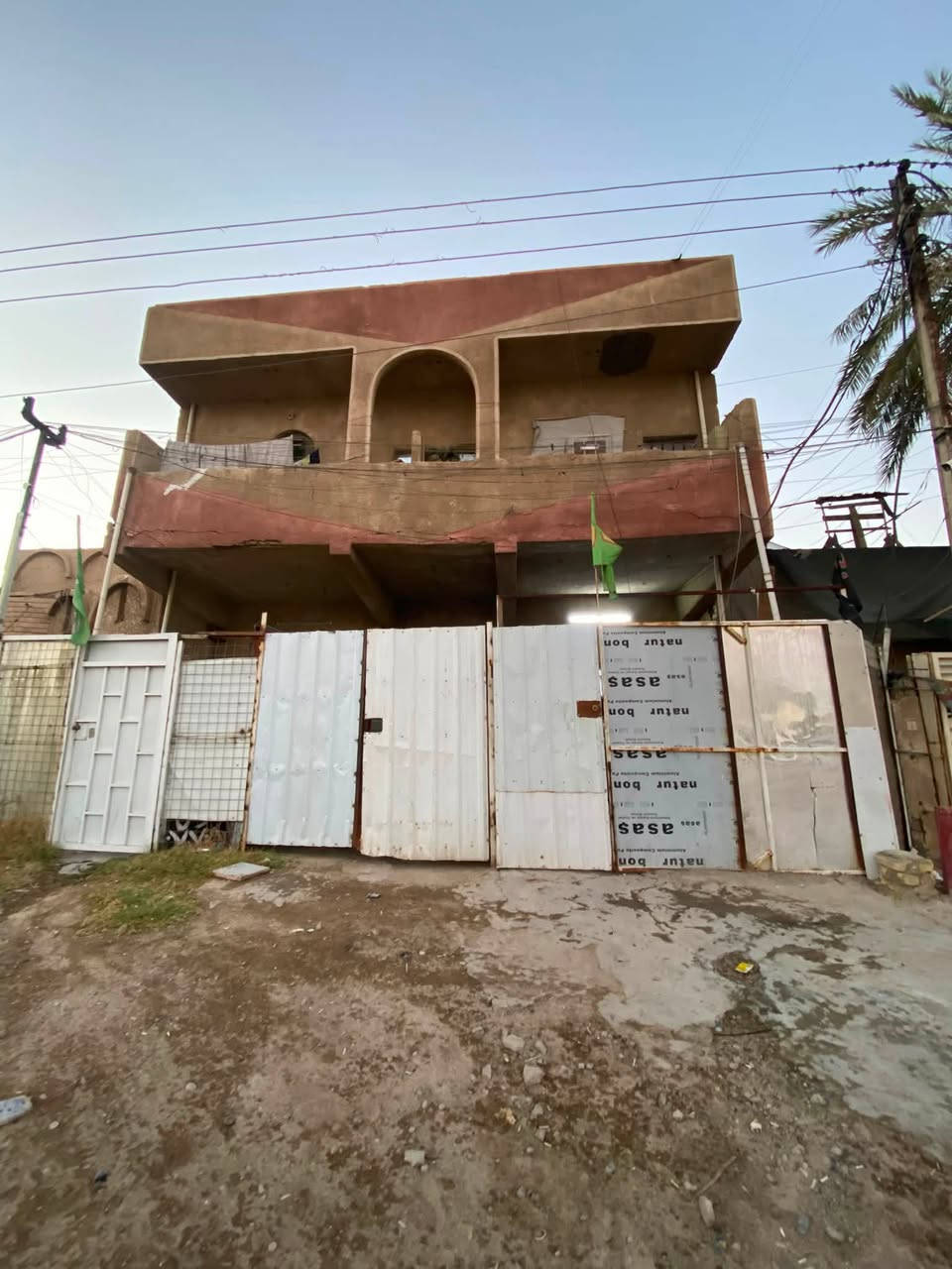 بنايه لإيجار كامله 200 م
فرصه استثماريه تصلح مجمع طبي او مدرسه معهد روضه او داىرة تطل عل أربع شوارع وأمامك ساحه كبيرة لوقوف السيارات وخدمي العنوان حي الجهاد الامانه مقابيل المخابرات قرب كاتب عدل الجهاد
لاتصال واتساب 
***********
