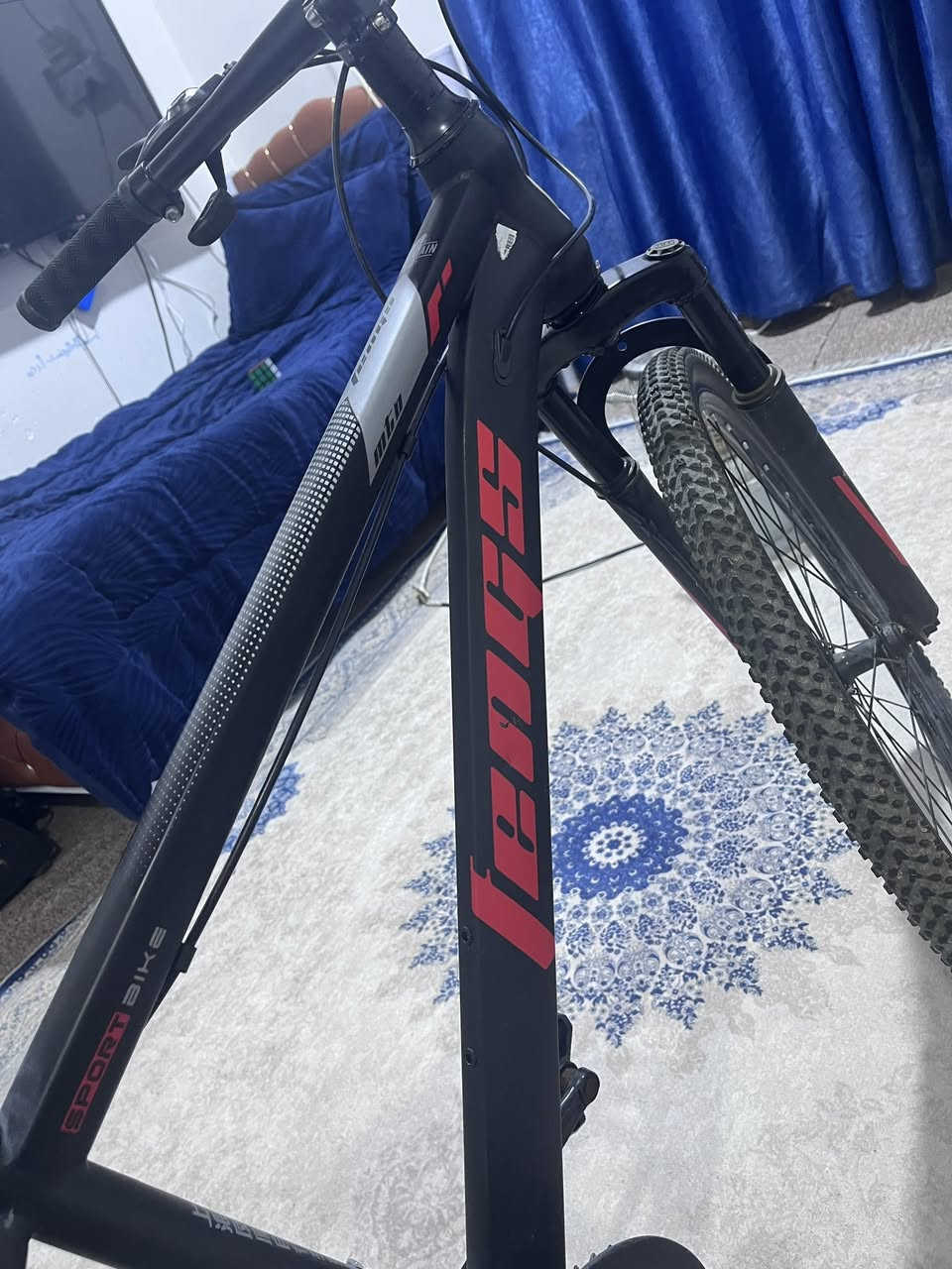 دراجة هوائية لـلـبـيـع البايسكل رياضي من شركة(Mountain bike) اسم البايسكل FENGS البايسكل مخزن عندي صار 3 اشهر ولا مرة احد صاعد بيه مشاكل البايسكل فقط الزنجيل قديم ويرادله تبديل واستمتع بيه 
السعر 100 ألف وبيه مجال للشراي 
التواصل
***********
واتس اب
او راسلني على الخاص
