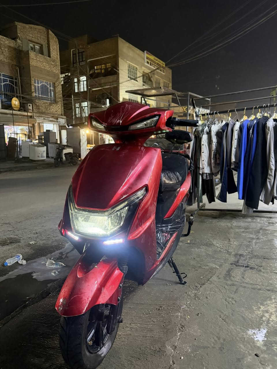 السلام عليكم دراجة شحن للبيع فول موصفات تشغيل عن بعد مفتحين لايت عالي ناصي اشاير يمنه ويسرا هورن مثبت سرعه ٣ سرع ٥ بطاريات كبار فول موصفات الرقم*********** السعر ٤٤٠ وبيه مجال
