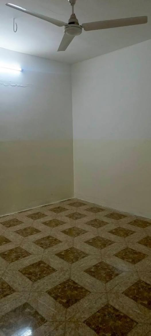 بيت ارضي للأيجار حي سومر تقاطع الاول قرب مجمع مدارس الاقصى ولبنان وسومر قريب على الاسواق مساحه  (٢٠٠) متر  يتكون من (٣) غرف وهول ومطبخ وصحيات ومناور عدد٢ ومخزن وحديقه وكراج بناء حديث بورسلين سيراميك  اتصال +واتس+ خاص ماسنجر+***********
