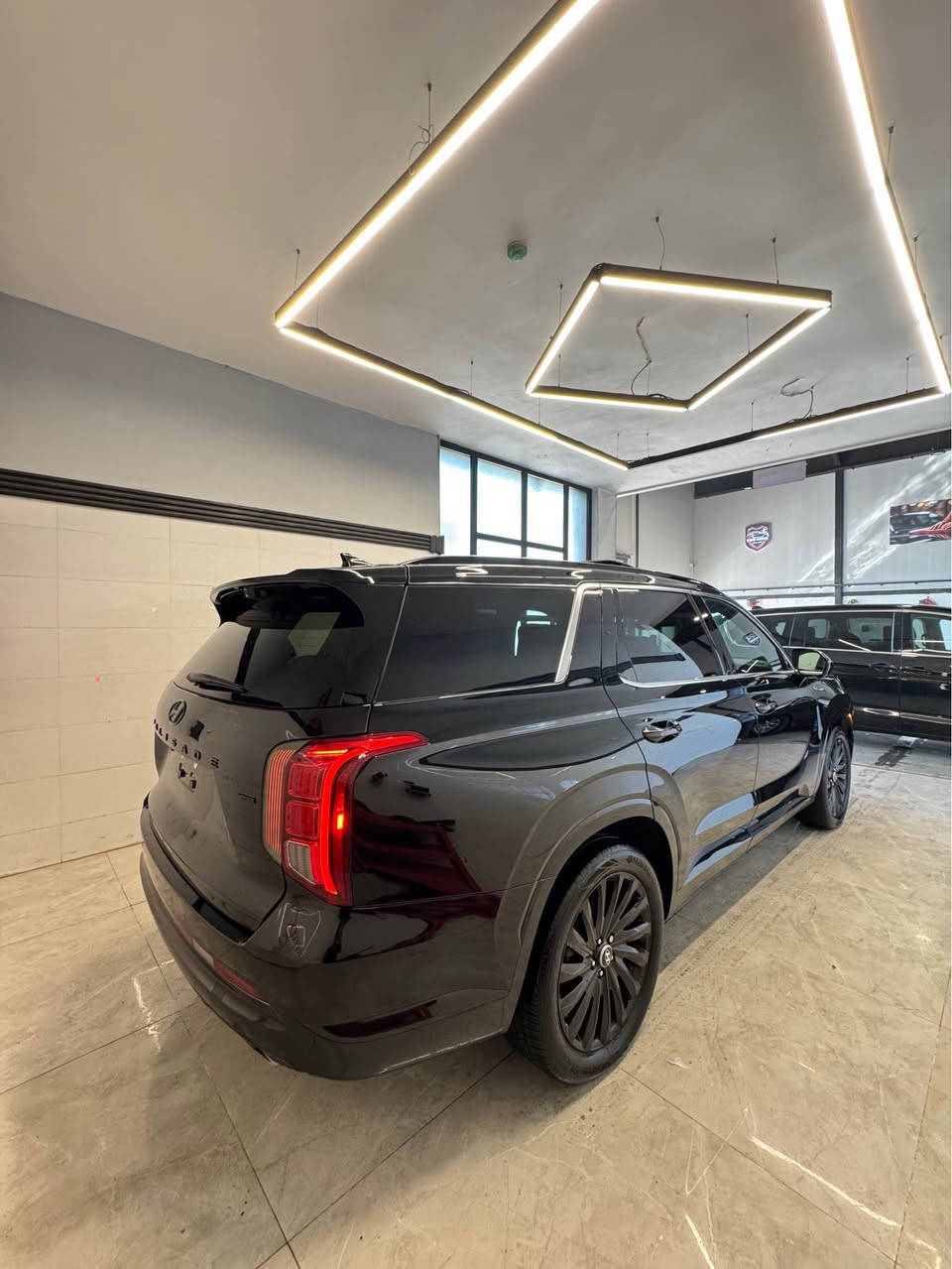 السعر.  285$ 
للتواصل.  كورك/ واتساب / فايبر.   
                                             *********** 📞☎️
معلومات السيارة 👇🏻
حادث. فقط بوند صبغ بدون دواخل و بدون ارباگات 

Hyundai Palisade موديل 2024 فئة Calligraphy Night Edition تعتبر أعلى وأفخم فئة، ونايت إديشن يعني شكل أسود رياضي/فخم (Blackout). هاي مواصفاتها

    محرك V6 سعة 3.8 لتر
* قوة 291 حصان
* عزم 262 lb-ft (حوالي 355 نيوتن)
* جير أوتوماتيك 8 سرعات
* دفع رباعي HTRAC AWD ستاندرد بالنايت إديشن (مو دفع أمامي)
* وضعيات قيادة: Comfort / Sport / Smart / Eco
* وضعيات للثلج والسحب: Snow Mode + Tow Mode
* سحب مقطورة لحد 5000 lbs (حوالي 2268 كغم)
  الداخلية (داخل السيارة)

* 7 ركاب (كرسيين كابتن بالنص)
* شاشة عدادات رقمية 12.3 إنج
* شاشة معلومات وسطية 12.3 إنج
* نظام صوت Harman Kardon قوي بـ 12 سماعة
* سقف بانوراما مزدوج
* تبريد + تدفئة للمقاعد الأمامية والخلفية
* مقود مدفأ
* شحن لاسلكي للموبايل
* تشغيل بصمة/زر
* إضاءة داخلية Ambient
* مراية وسطية رقمية (كاميرا)
* كاميرات 360°
* Parking Assist وصف ذاتي أحياناً حسب السوق
* ذاكرة للمقاعد
* ستائر خلفية كهربائية ببعض النسخ  

الأمان والسلامة

* رادار أمامي
* مثبت سرعة ذكي (Adaptive Cruise)
* Lane Assist (يبقيك داخل المسار)
* Blind Spot Monitor (تحذير النقطة العمياء)
* فرملة طوارئ تلقائية
* كاميرات 360
* حساسات أمامية وخلفية
* تنبيه حركة خلفية
* مراقبة انتباه السائق
* Airbags كاملة للصفوف الثلاثة اكر, نينوى
