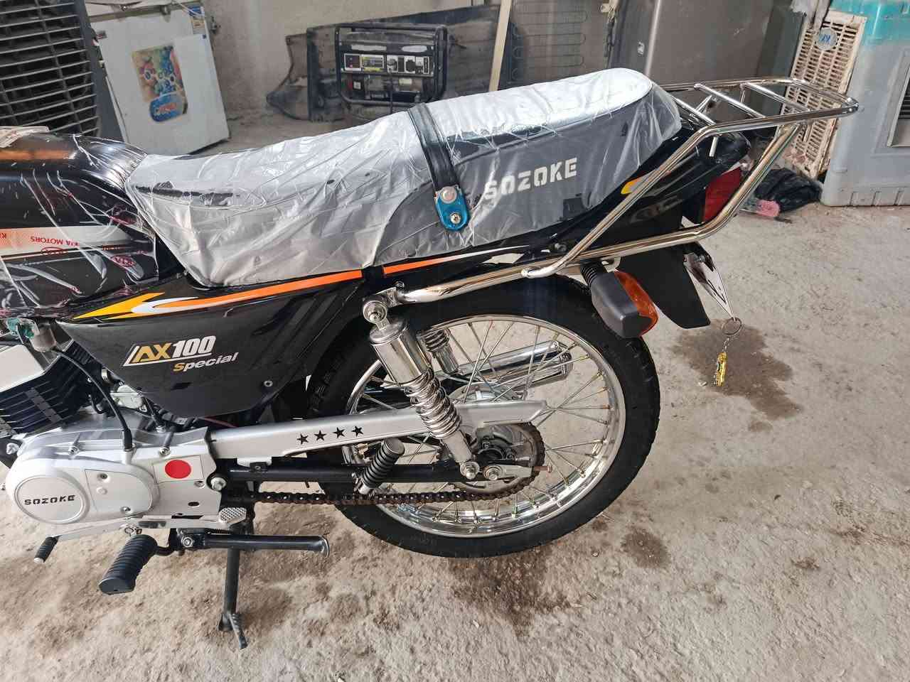 سلام عليكم ورحمة الله
سازوكي اربعه كير  خبط ياباني

دراجه جديدة استعمال شخصي 

ماشيه 28 الف 

اخذته من الديوانيه بدون اوراق بس مكاتبه المكتب مال الوكيل 

السعر 1200وبيه مجال 

المكان طوريح الهنديه 

الرقم.  ***********
