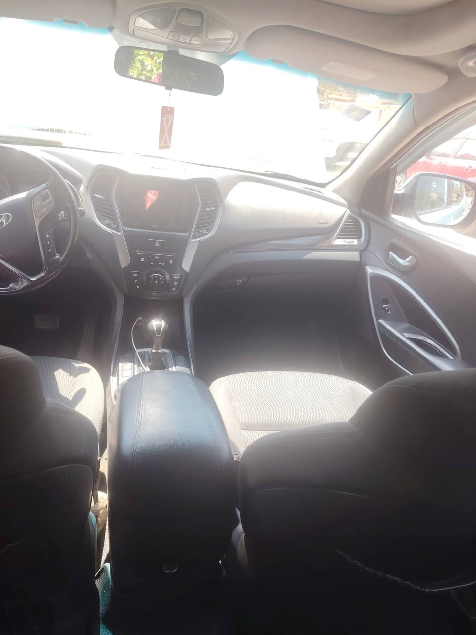 السلام عليكم سنتافية ٢٠١٤ خليجي سبعه راكب محرك ٤ سلندر بنوراما ماشيه ١٦٥ الف كيلو متر بيها بيها الجاملغ والبنيد صبغ بدون دواخل والياقي كلير السونار مرفق السيارة ٣ قطع تبريد ثلج السياره خير من الله مكان السياره بغداد حي العدل للاتصال ابو يزن *********** السعر ١٢٥ ورقه
