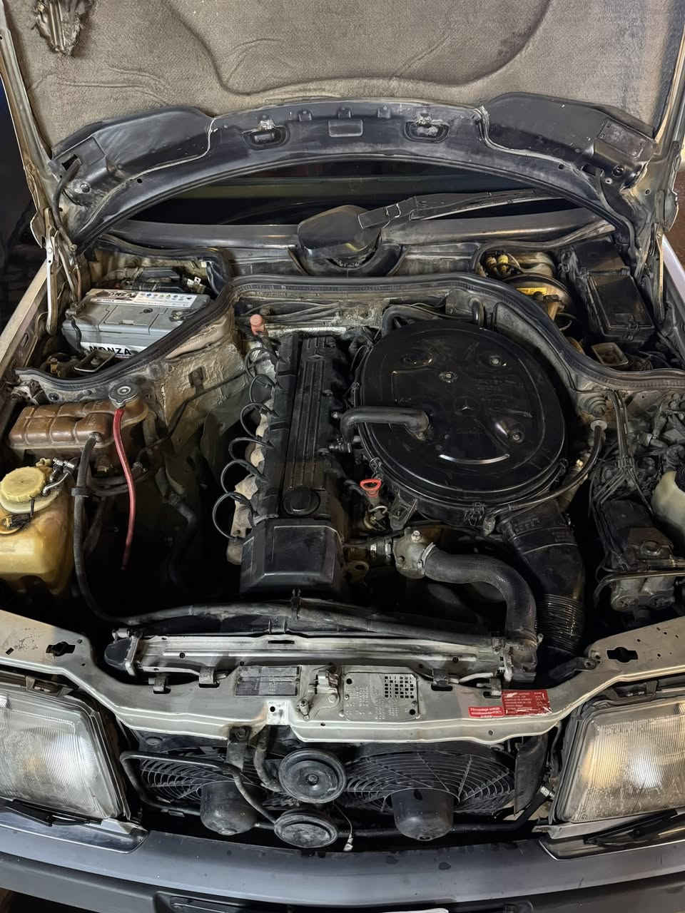 السلام عليكم
مارسدس دب موديل ١٩٩٠
كير ومحرك بلاد مكفول ٣٠٠ 
منظومة تبريد كاملة مكملة ثلج 
داخل كلش حلو ونظيف 
تخم تاير جديد 
باتري جديد 
صدر كلش نظيف 
بدون حادث فقط طخة صغيرة ب الجاملغ الخلفي 
بدون صبغ بس جاردة 
السعر ٦٨ وبيهة مجال بسيط
***********
