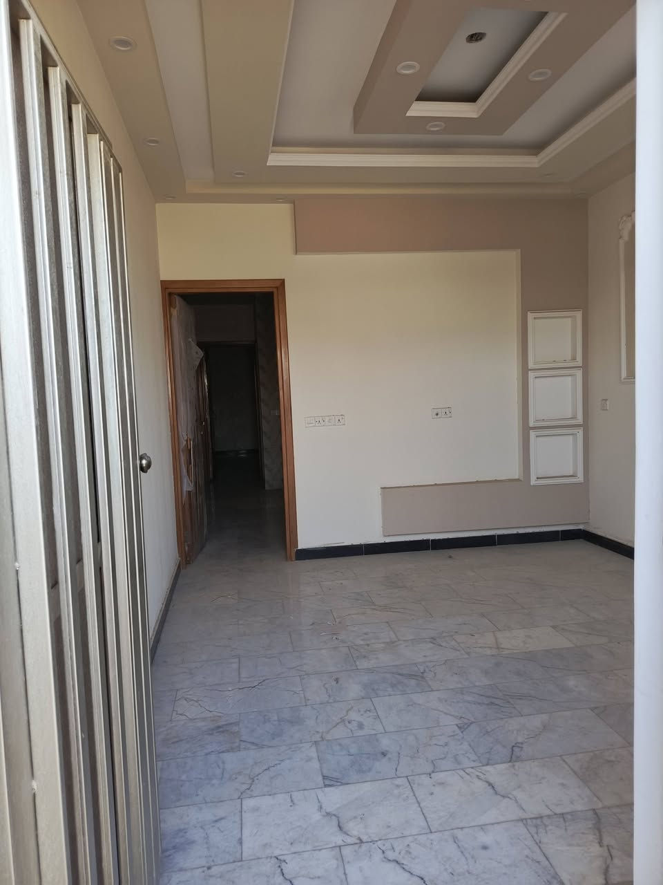 مشتملات عدد 2 تونات بناء حديث زيرو درجه اولى 64م واجهه 4 نزال 16
تفاصيل الدار 🏠 
3 غرف نوم
استقبال + مطبخ
+ خدمات
ديكورات سقوف + اناره لد مخفيه
العنوان:حي البنوك/خلف مثلجات الصفصاف موقع مميز
للاستفسار
***********
*********** حجي خالد
