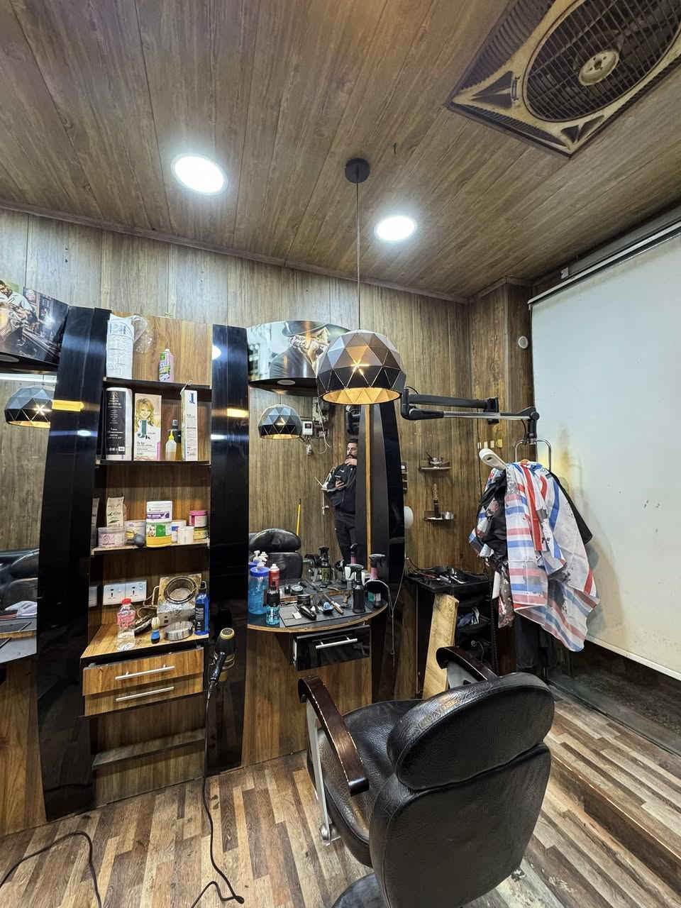 ميز حلاقة عدد ٣ سعر الواحد ١٥٠ الف وفاترينات عدد ٢ سعر الوحدة ٧٥  وكراسي حلاقة عدد ٢ سعر الكرسي ١٢٥ 
الغراض كلش نضيفات امانة الله تجي وتشوف ومو سعرهن
***********
