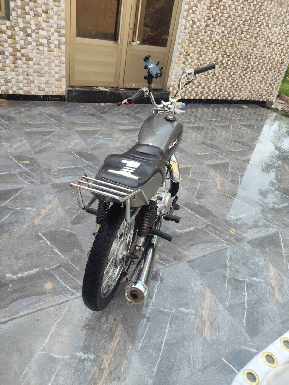 سلام عليكم  دراجه ايراني للبيع سيجي نامه محرك ما مفتوح اصلي المشيف دراجه حلوه شلعه ومعدل قوي دراجه ما عوزه شي دك هندر واطلع دراجه  كلك مكفوله من السرقه سعر 600 وبيه مجال حك. الجيه  ***********
