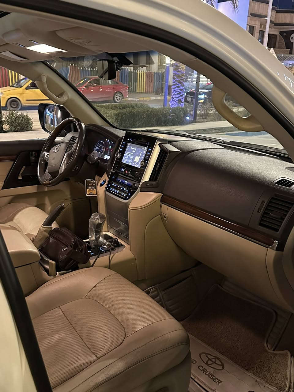 السلام عليكم لاندكروز 2017 ساز SAS وايت ادشن للبيع
المواصفات :
محرك V8 4600 المرغوببب
كامرات 360درجه
فتحة سقف 
حساسات اماميه وخلفيه 
لايت LED
مراية قلابه
تبريد شغال ثلاث قطع 
ومواصفات خير من الله 
السياره خليجيه ساز وايت ادشن 
وهواي تفاصيل متنذكر 

السعر 485 وبيها مجال ماكو هيج نضافه بهيج سعر
السياره كفاله عامه من الصبغ بس فقط بارد على كد شبر 
ماشيه 118 
المكان بغداد حي العلام
للاستفسار ‭ ***********
