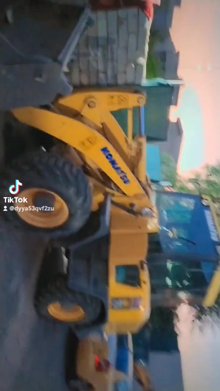 شفل كوماتسو حجم 75 موديل 2002)رقم سليمانيه السعر 180 رقم 📱 (***********)واتساب (***********)
