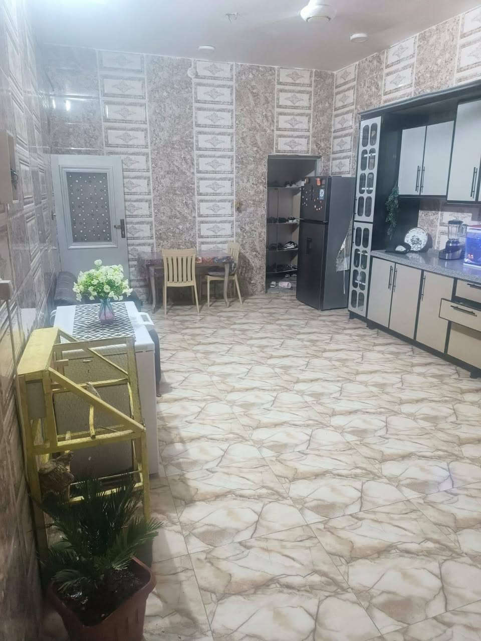 بيت للبيع طابو اسهم مفروز ومداور بإسم المشتري مساحته ( 265 )متر قرب المستشفى التركي يحتوي على دوانيه خارجيه وكراج وحديقه وغرفتين وصاله كبيره وصحيات داخليه وخارجيه والطابق الثاني 3 غرف هيكل غير مسقوف كافه الخدمات قرب المستشفى التركي
***********

