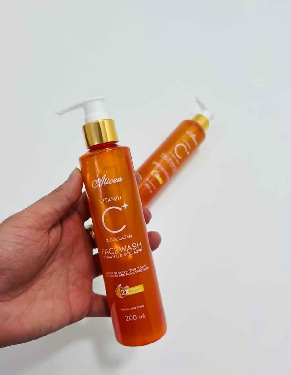 غسول الوجه "أليسين" (Alicen) بفيتامين C والكولاجين هو منتج كوري مصمم لتنظيف البشرة بعمق وتفتيحها ˚ 𓇼𓈒𓏸🎅🏻⋆⭒˚♥𓇼𓈒
يساعد على تبييض البشرة وتجديد خلاياها، ويزيل الجلد الميت، وينظف البشرة بعمق. كما يهدف إلى جعل البشرة أكثر إشراقاً خلال 7 أيام  يحتوي على فيتامين C  يحتوي أيضاً على حمض الهيالورونيك وفيتامينات متعددة للتغذية العميقة والترطيب. 
مناسب لجميع أنواع البشرة بما في ذلك الجافة والحساسة خالي من الكحول والصابون. بغداد, العراق


**إذا كنت صاحب هذا الإعلان وتريد حذفه لأي سبب، رجاءا أرسل رسالة إلى الدعم الفني**