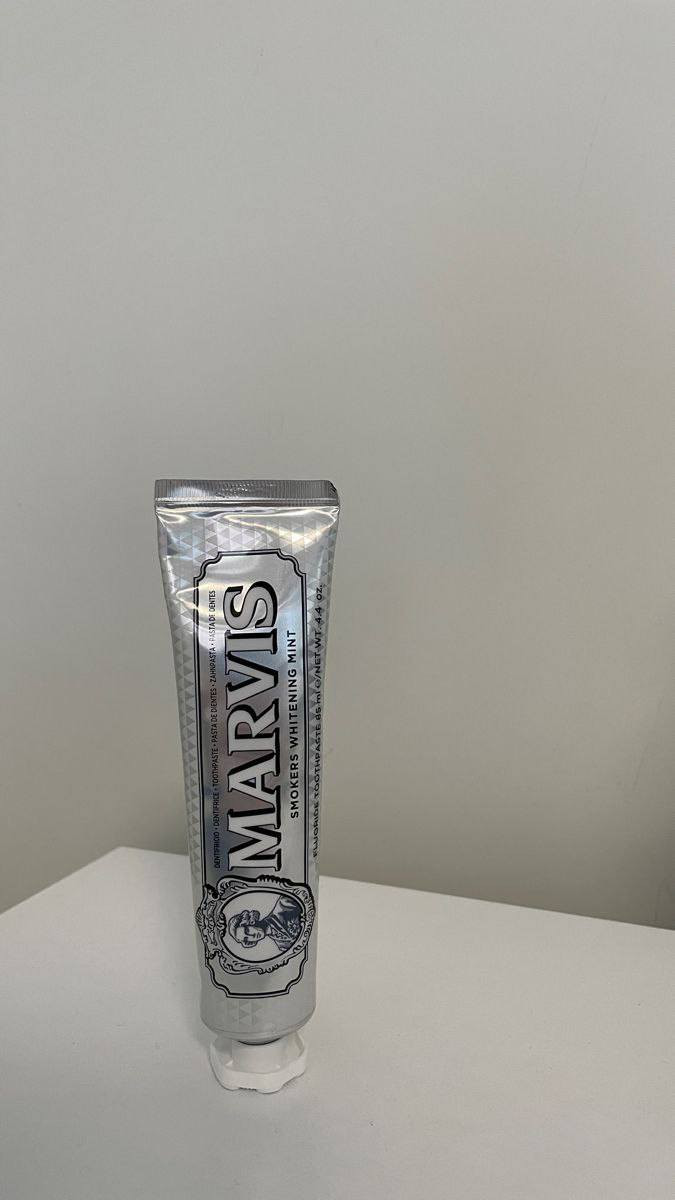 معجون أسنان مارفيس سموكرز وايتنينج منت بالنعناع 🍃 (Marvis Smokers Whitening Mint).  ❄🫢 فعال في إزالة البقع الناتجة عن القهوة والشاي وأصفرار الأسنان لدى المدخنـين ‼️
🪞 يحتوي على تركيبة خاصة من البوليمرات المقاومة للبقع.
🪞 يعمل على إزالة البقع السطحية والجير، ويمنع تسوس الأسنان.
🪞 يتميز بنكهة النعناع المنعشة التي تمنح إحساسًا بالنظافة.
فـوائدة :
- يزيل تلون الأسنان الناتج عن التدخين والشاي والقهوة
- يمنح طعم النعناع المنعش
- يحارب تكون الجير وطبقة البلاك
- يمنع تسوس الأسنان
متوفر في عبوة بحجم 85 مل.
المنتج خالٍ من البارابين والغلوتين!
المنشأ / بريطانيا 😎
﹏﹏﹏﹏﹏﹏﹏﹏﹏. 🩷⋆˚🧁✧˚.🎀


**إذا كنت صاحب هذا الإعلان وتريد حذفه لأي سبب، رجاءا أرسل رسالة إلى الدعم الفني**
