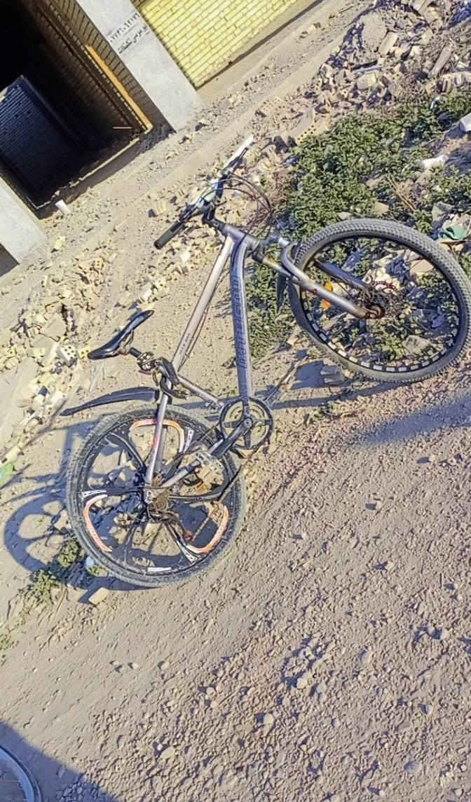 سلام عليكم شون الشباب الطيبه الحلال للبيع بايسكل MTB البايسكل ماركه عالمية اخذته قبل 4 اشهر تقريبا بريكات امامي خلفي ديسك كشن حاطله طبي مال بناتي وبي مكينه امامي 3 نمر ومكينه خلفي 7 نمر دبلات امامي ام القفل الويل الامامي بلادي وبي ويل كب خلفي مثل ما موضح الويل لبلادي ماكو ويا لين راوسته وي هاذ الويل كب وعندك التايرات بجيس بدلتهم البارحه وجوابه كذالك كير خلفي بجيس مبدله بس الامامي عاطل لونه مميز رصاصي عل رمادي بلادي صبغته ما ملعوب بي عل ايدي المهم سعر البايسكل 120 الف وبي مجال بسيط للشراي مكاني بغداد قرب جزيره بغداد السياحيه منطقه كميره للتواصل عل رقم الهاتف *********** واسف عل اطاله وشكرا ❤️
