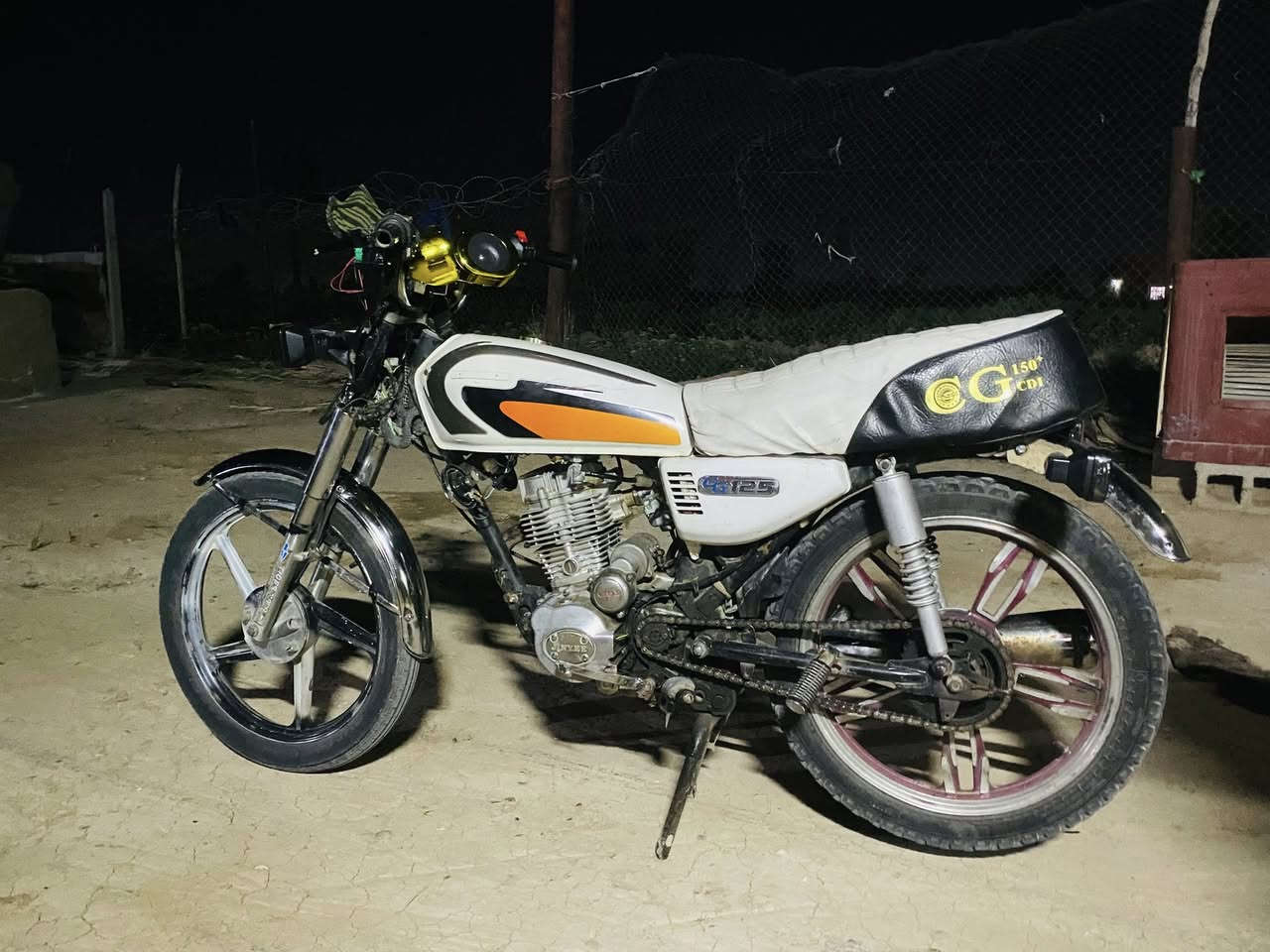 سلام عليكم شباب دراجه للبيع 5كير عايزلها شويه ترتيب سيبايه +قبق زنجيل
السعر ٣٢٥وبي مجال قليل حك الجيه الاستفسار اتصال 📞 ***********مكلف بنشر
