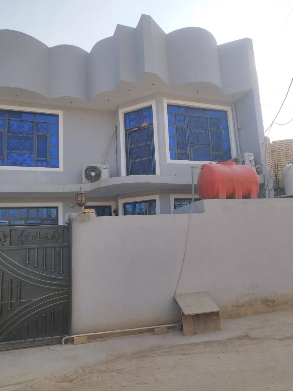 دار للبيع مساحه ميتين متر حي المستقبل طابقين اربع غرف نوم ثنين وصاله وصحيات العلوي الارضي غرفتين نوم مطبخ حمام تواليت صاله استقبال طرمه ترك صحيات خارجيه وداخليه شارع عريض السعر 120 مليون مع المجال للتواصل ***********
