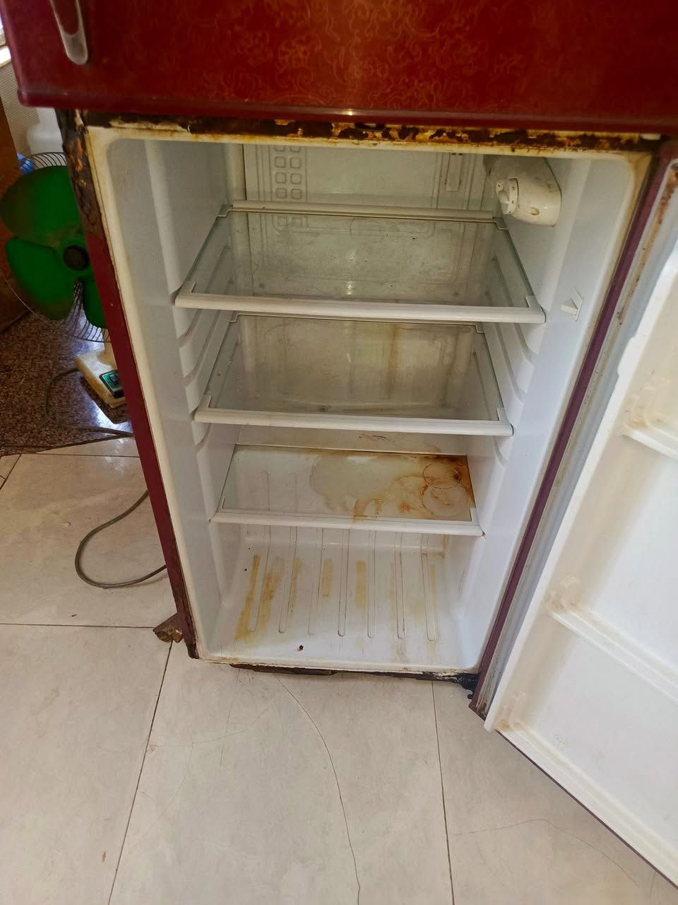 السلام عليكم ثلاجه تشتغل وتفصل ومجمده شغاله بس ملفوفه بطنه بس بيهه كسر يده من يدات الباب ابيع عطلانات بس المجمده شغالة امانت الله قيم باليرضي الله وبالعافية عليك اثنينهم


**إذا كنت صاحب هذا الإعلان وتريد حذفه لأي سبب، رجاءا أرسل رسالة إلى الدعم الفني**