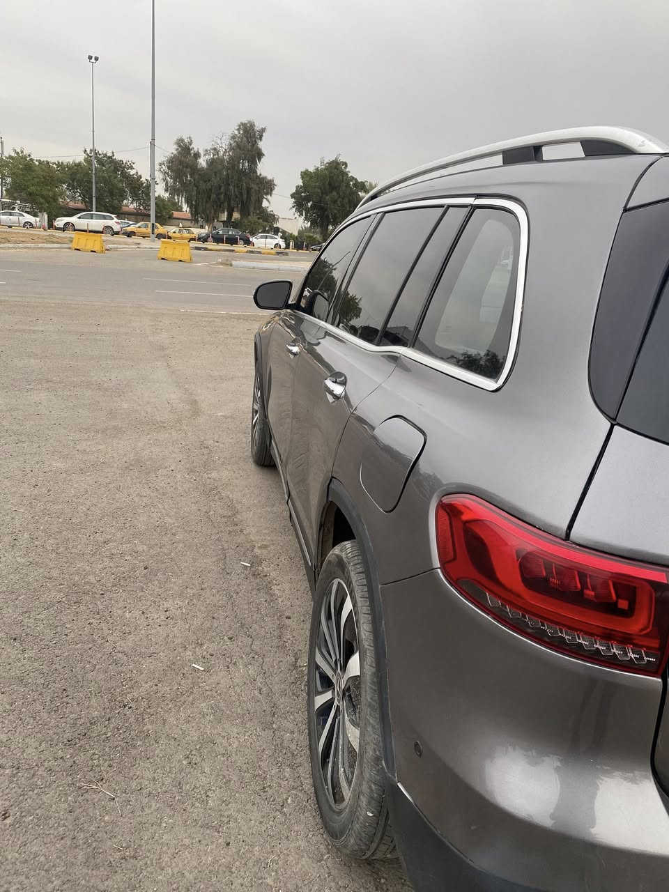 مرسيدس2023  GLB 250 فوووول مواصفات
(بيع او مراوس)
تترقم شمالي وبغداد

حادث :- جاملغ خلفي + باب الصندوك
بدون ايرباك 100/100 سليمة 
سيارة بدون لوحات

ماشيه 50 الف

————————————————-
مواصفات 1/1 فول فول 
بصمه 
بانوراما 
صندوق شفت كهربائي 
تبريد مركزي 
كشن جلد 
كشن هيتر 
شاشه كبيره كاميرا 
مرايا اشاره كهربائي 
شاشه الاكتروني 
رادار امامي 
رادار خلفي 
حساسات خلفيه 
العنوان :- بغداد 
————————————

***********
