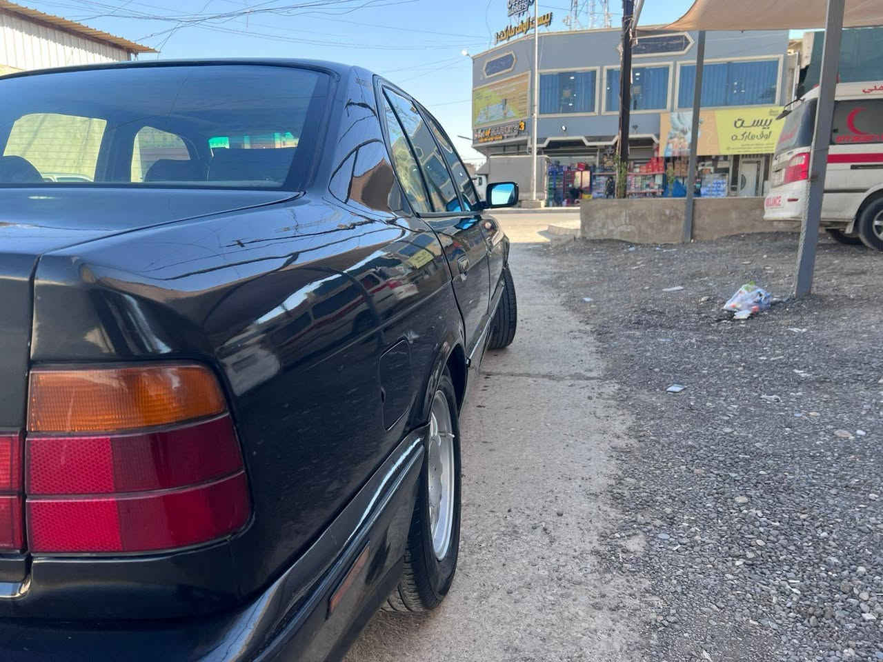 السلام عليكم
للبيع سياره bmw موديل 1991 حجم 520i وارد الماني بجم عريض فول كير عادي محرك كير تبريد صدر امامي خلفي كلو جديد رقم جديد كابون بسمي السياره شرط تراي سياره جاهزه شرط التحويل مكاني موصل
السعر 55$ بيها مجال 
للستفسار 
***********
***********
