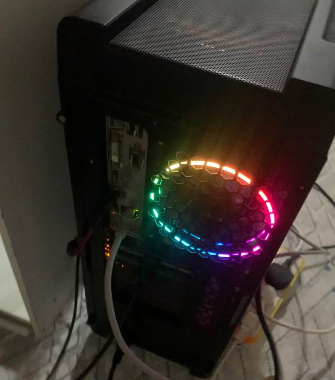 ——-مواصفات——-

Cpu : 15 9600k
Gpu : 3060 ti
Ram : 2x8gb DDR4
M.B : B365hd3 (في عيب)
M.2: 256 NVME & HHD 1tb
Power supply: 650

-العيوب --
المنفذ حك الماذربوت الي تحط في المعالج عندها pins مايله، عشان دا العيب ما تقدر تستخدم اكثر من قطعت 
رام وحده!

راح تحصل رامين 8gb بس راح تقدر تستخدم قطعه وحده بسبب
العيب اليفي الماذربورد

والكيس الجامه حكتها مكسره بس الهوا ما بيخرج منها بشكل كبير
———————
في توصيل لي كل المحافظات
مكاني في دهوك اذا تريد تستلمه او تجرب الجهاز قبل ان تشتري دهوك, العراق


**إذا كنت صاحب هذا الإعلان وتريد حذفه لأي سبب، رجاءا أرسل رسالة إلى الدعم الفني**