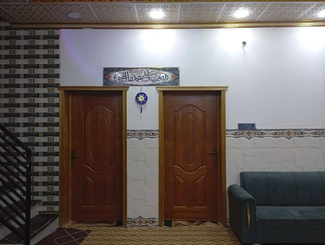 للبيع بيت مساحة 200 طابقيه 2024 خلف الملعب القديم شارع ام البنين 10 متر الطابق ثاني بيه غرفه طولها 7ونص وعرض 4ونص وهول ومطبغ وحمام وتواليت اله مدخل من شارع ومدخل من داخل البيت الارضي***********
