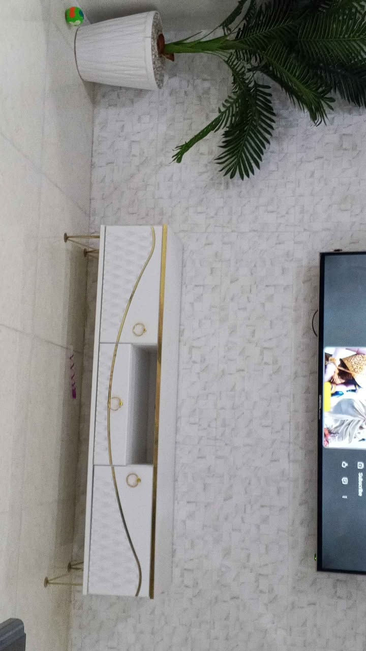 ميز تيفي وةك نوي شوين هةولير بنةسلاوة سعري 40 هةزار دريژي 140 سم و.   *********** أربيل, العراق
