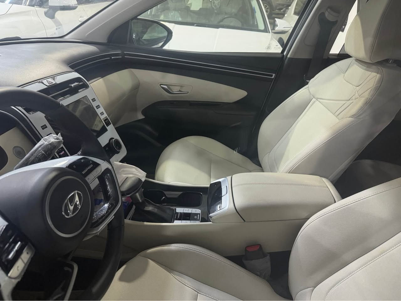 توسان 24 مكفوله كفاله عامه رقم بغداد 
السياره فول قماره حديد داخل ابيض ام الضمان ومن الزيرو لحد هسه صيانته بلشركه بيع او مراوس حسب الرغبه ماشيه43 سياره كلش نظيفه السعر 200 مكاني بغداد ***********
وسام بغداد, العراق
