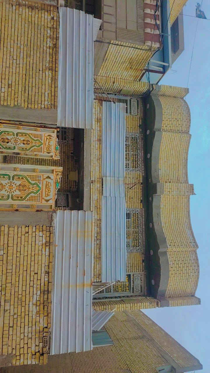 السلام عليكم بيت مساحه ٢٠٠ متر السده شارع ١٥ بيت غلام بيت بناء جديد طابقين  الجوه معزول عن الفوك الجوه طرمه جبيره استقبال ومطبخ وصاله جبيره وغرفتين نوم وترك عدد ثنين وخدمات والفوك مشتملين كل ١٠٠ متر وحده كل مشتمل بي غرفتين ومساحه درج وبيتونه ٥ ×٥وسطحين البيت نضيف نقصه كاشي وشتايكر وشغلات بسيطه الاتصال على هذا الرقم   ***********
