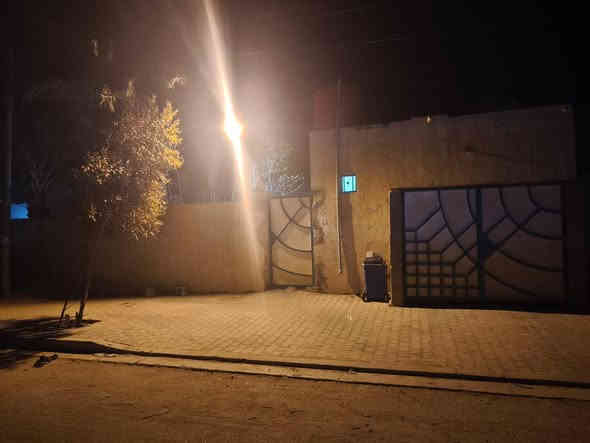 مرحبا بيت للبيع طابو صرف بالتنومة شط العرب ع الشارع موقعه كلش حلو وهذه الكليشة للأستفسار ع الخاص او الاتصال ع رقم السيد 

بيت سكني للبيع في التنومة – شارع المشروع، موقع قريب من الفلكة والشارع العام والمدارس والخدمات.
🔹 المواصفات:
  المساحة: 250 م بناء2008 بلوك يحتوي 3 غرف نوم واسعة + ديوانية + موزع + مطبخ حمام وتواليت داخل إحدى الغرف + حمام  وتواليت داخلي + خارجي
  كراج للسياره
 حديقة حلوة تحتوي على نخلة كبيرة وردة جهنمية على السياج 
 • 
 السعر 180 وبيه مجال قليل

للاتصال واتساب : ***********
