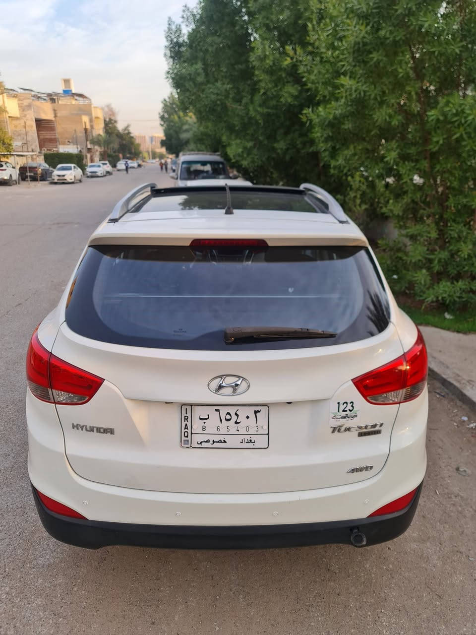 السلام عليكم من رخصة الادمن.
توسان 2010 خليجي مكفول. 
رقم بغداد باسمي تحويل ثاني يوم.
مكينه 2400 دوش.
فور ويل.
فول بانوراما.
صدر امامي خلفي جديد.
تخم تاير جديد.
شاشة جبيرة تبريد جديد.
ماشيه 172 كيلو.
السعر 145 $ وبيها مجال بسيط  
المكان بغداد حي الاعلام.
***********
