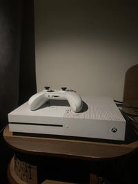 اكسبوكس ون اس (xbox one s)نظيف  للبيع      /المكان:الحرية بغداد الكرخ ...