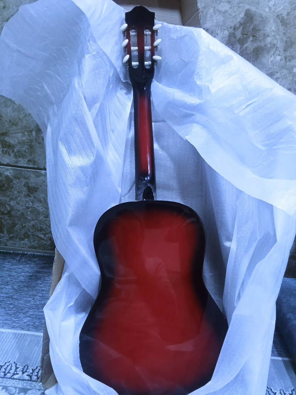 گیتارێ تە یێ جۆرێ (Sanchez) گەلەک یێ باشە بۆ دەسپێکێ، چونکی تەلێن وی "نایلۆن"ن و دەستێن تە نائێشینن. ئەڤە هندەک ئامۆژگاریێن سادەنە بۆ تە وەک
"دەوزەنە" کەی:
​تەلێ ١ (یێ ژ هەمیێ ئەستویرتر): E (می)
​تەلێ ٢: A (لا)
​تەلێ ٣: D (رێ)
​تەلێ ٤: G (سۆل)
​تەلێ ٥: B (سی)
​تەلێ ٦ (یێ ژ هەمیێ زراڤتر): E (می - بلند)
​*********** سعر70000
