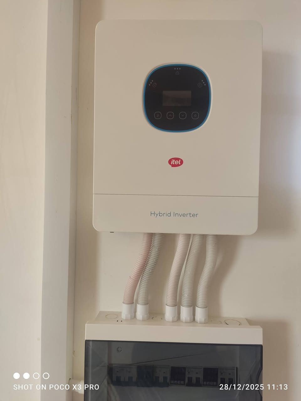 اللهم صل على محمد وآل محمد 
عمل جديد في أحد بيوت قضاء الشنافيه والرزق على الله 

✅منظومة طاقة شمسية متكاملة، نفذها فريق "الياسري لمنظومات الطاقه الشمسيه "  بمواصفات تقنية عالية  وتنفيذ متناهي الدقه .

📌 الإنتاج النهاري  : 20 أمبير 
📌 الإنتاج الليلي : 15 أمبير 
📌 الانفيرتر: ايتل 6kw– ضمان 3 سنوات
📌 البطارية: ايتل (15kw)  - ضمان 5سنوات 
 📌الألواح الشمسية: Longi x7– قدرة اللوح 615 واط وجهين ، بضمان 15 سنة
📌الهيكل: حديد مغلون عالي المتانة
📌 المكونات الكهربائية: قواطع اونسي وكابلات من مناشئ رائدة عالميًا

📢 هذا المشروع نُفذ بأيادي كادر هندسي متخصص، حاصل على شهادات مهنية معتمدة. 

📞 للتواصل: 
 المهندس علي طاهر الياسري ***********
 المهندس مدين يوسف الياسري *********** 
حيث تلتقي الطاقة بالهندسة... وتُولد حلول للمشاكل الكهربائية
#طاقةشمسية #طاقةنظيفة #طاقةمستدامة #طاقةلاتنفذ
#https://www.facebook.com/share/16CQUyJVN2/
