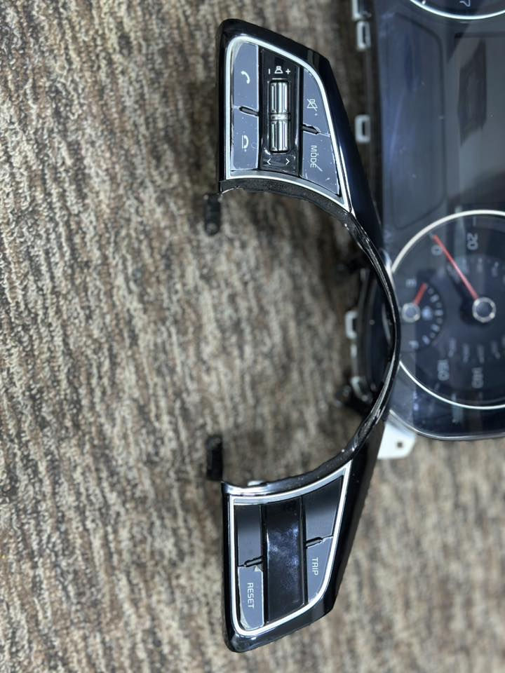 سلام عليكم عندي غراض للبيع تحكمات وشاشات عدد 2 وعداد سرعه كيا سيراتو للاتصال ***********العنوان واسط الكوت مركز المدينه
