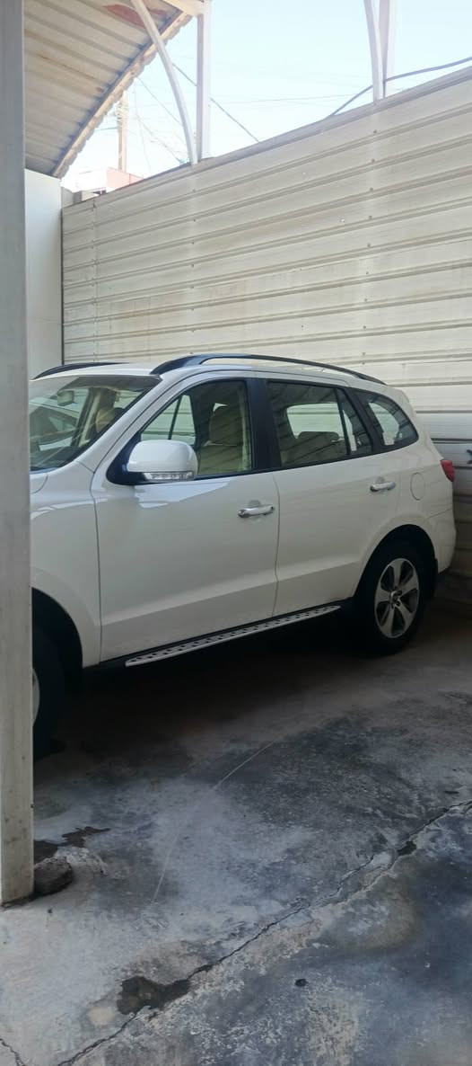 السلام عليكم
سنتافيه 
2012
الون :ابيض 🤍
محرك :6سلندر مفتوح نص مكينه وحالياً مكينه خير من الله 
خليجيه 
بدون قطره صبغ 
رقم بغداد انكليزي باسمي 
بدون بارد بدون شخوط 
مواصفاتها معروفه 
شاشه 
تحكمات ستيرن
قطعتين تبريد 
مري كهرباء وشاير بل مري 
وبعد مواصفات السنتافيه المعروفه 
للاسفسار اكثر 
اتصل :***********
