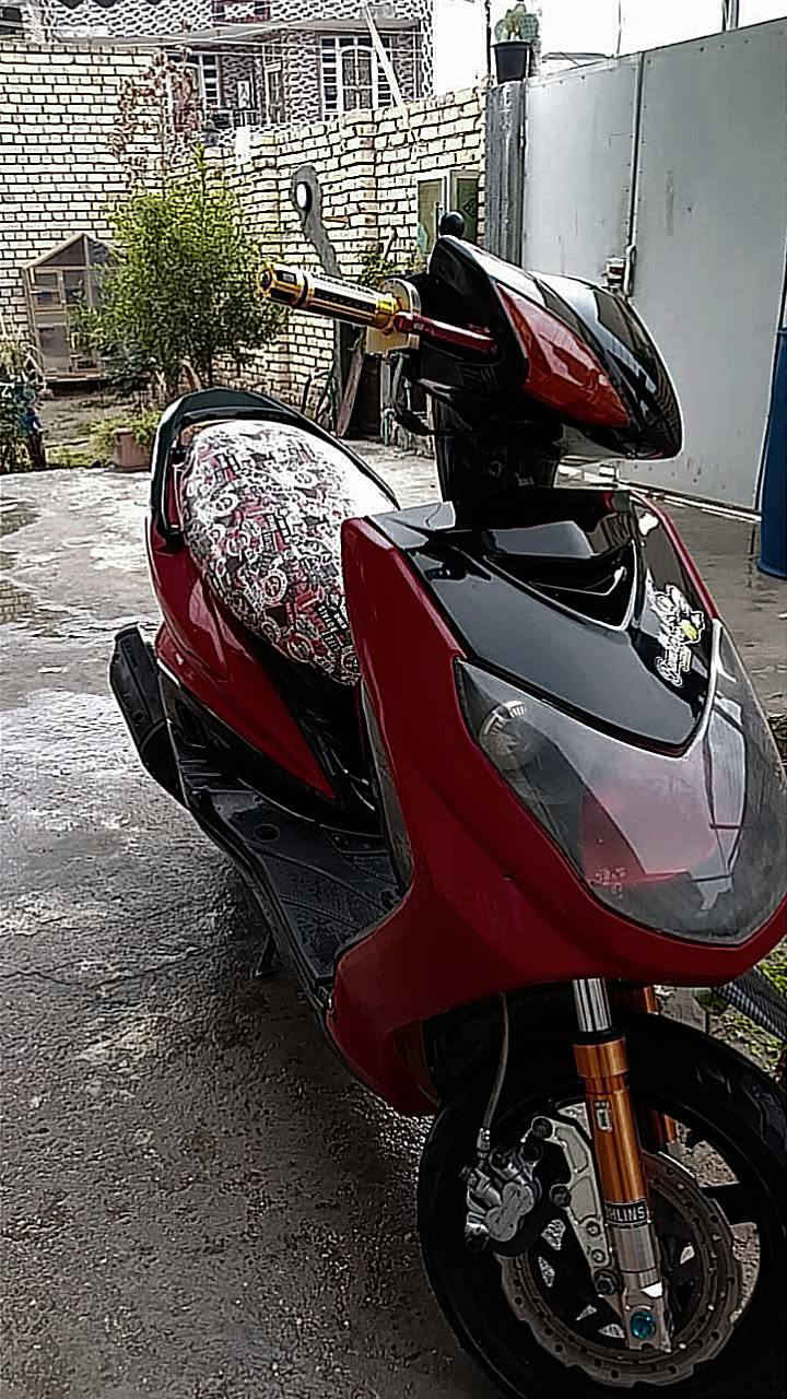 السلام عليكم
دراجة سكنس فحل 
كابريتر مزودة 
بيها صدر امامي مشمشي
يدات سكليتر ذهبي 
يدات بريك كرزي
استانة صفح بووش
دبلات خلفية مشمشي 
كلجات رياضي 
شلعة ومعدل خير من الله 
الدراجة احلى من الصور 
نكرة سلف بكل وقت 
للبيع السعر 750 وبيها مجال
للاستفسار:***********
